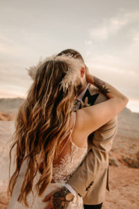 bride and groom kissing in the valley of fire state park